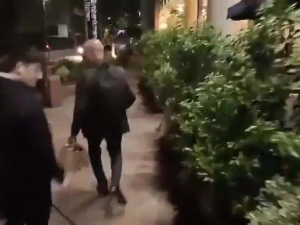 🤯 网上发布的视频 一名球迷对瓜迪奥拉说：“你输了” 瓜迪奥拉气得差点出手 就被队友拉走了 