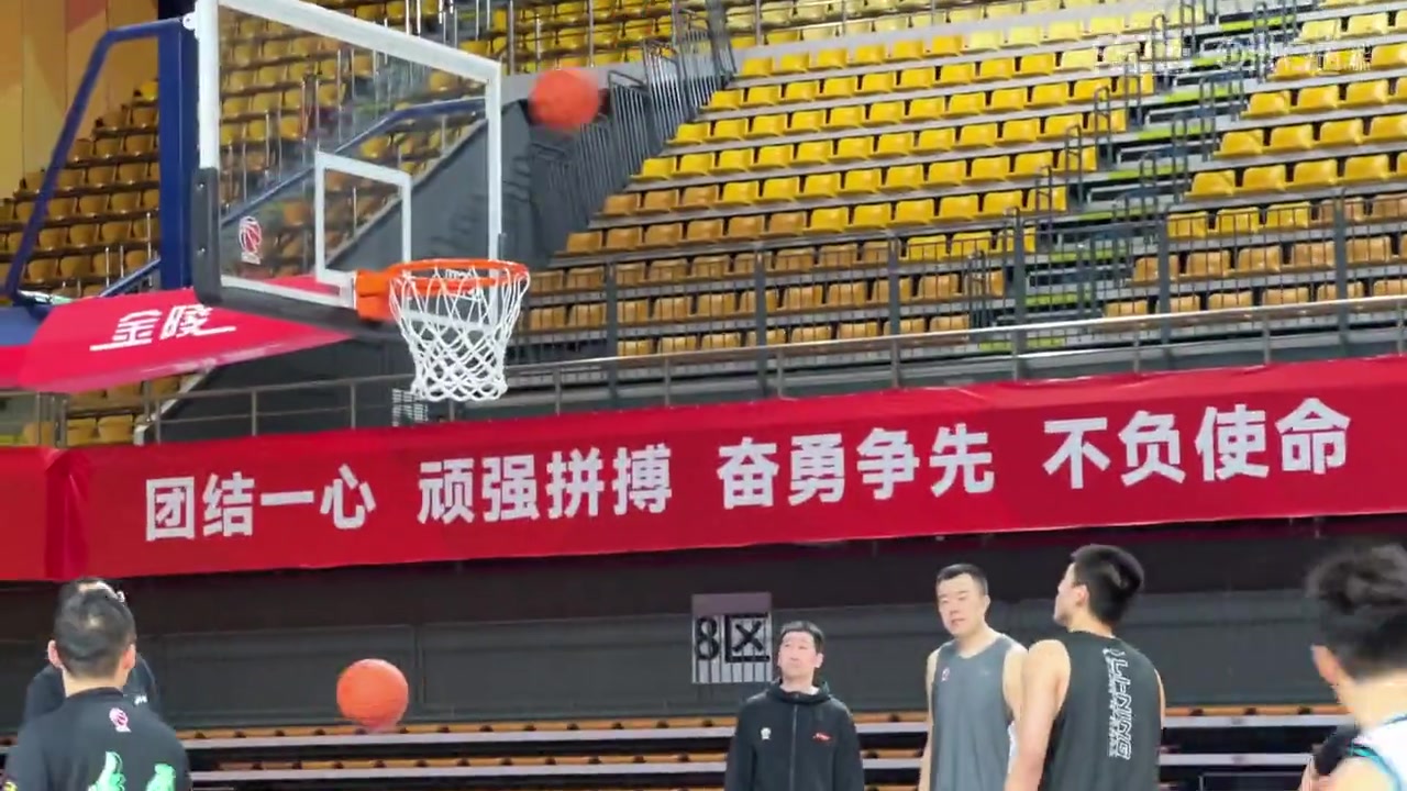 辽篮赛场训练 付豪练习中投 杨鸣和威尔斯交流自娱
